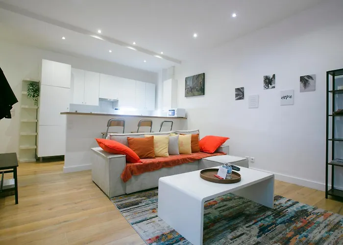Warm 2 Bedrooms Apartement - C38