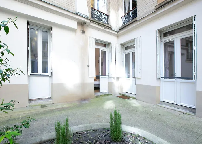 Warm 2 Bedrooms Apartement - C38
